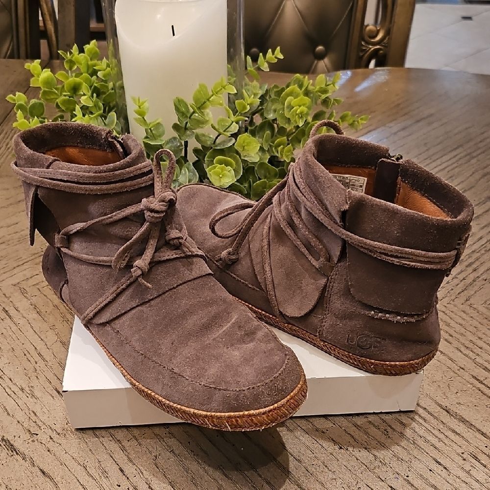UGG Reid Moc Size 7.5